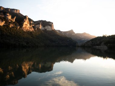 Bask Bölgesi Kastilya ve Leon İspanya sınırındaki Ebro Nehri Barajı 'ndaki dağların yansıması.