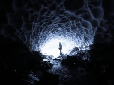 Buz mağarası panoraması Eiskapelle kilisesi buzulu mağara kar tüneli buz gibi nehir akışı Berchtesgaden Ulusal Parkı Bavyera Almanya 'sında eriyen su damlası