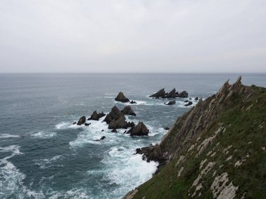 El Banco mas bonito lindo del mundo 'daki uçurum sahili panoraması Dünyanın en iyi bankı Loiba bankı bakış açısı, Ortigueira La Coruna Galicia İspanya