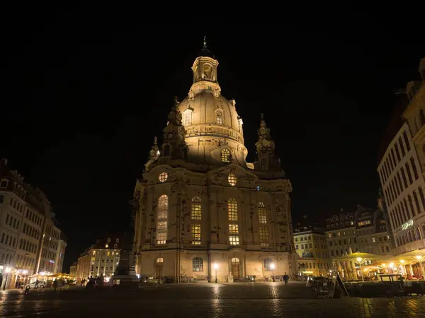 私たちの女性のバロック様式の福音主義ルーテル教会の夜のパノラマノイマルクト広場のフラウエンキルヒドレスデンザクセンドイツヨーロッパ — ストック写真