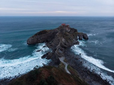Gaztelugatxe adasının hava manzarası kayalık kale inziva yeri yaya köprüsü adası Bermeo Bask ülkesi Avrupa