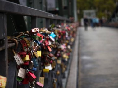 Lovelocks, Sachsenhausen ve Frankfurt 'u birbirine bağlayan Eiserner Steg demir köprüsü boyunca metal asma kilitler.