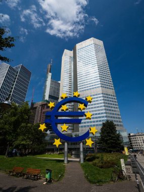 Euro heykeli, Eurotower 'ın Avrupa Merkez Bankası' nın Bankenviertel Frankfurt am Main, Hesse Almanya Avrupa 'daki Willy Brandt Platz' daki eski koltuğunun önünde para birimi sembolü imzaladı.