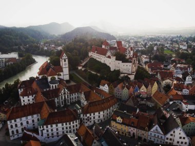 Fuessen Fussen Hohes Schloss Benedictine Manastırı, Ostallgaeu Allgau, Swabia Bavyera Almanya Avrupa 'sındaki şehvet nehrindeki St. Mang havacılık manzarası.