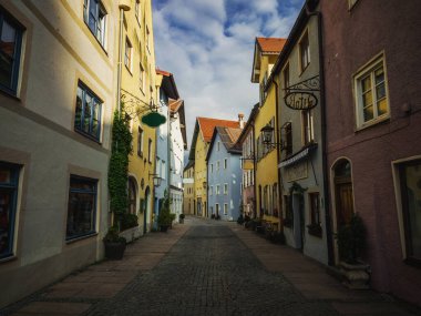 Fussen Fuessen Ostallgau, Swabia Bavyera Almanya Avrupa 'sı Allgau, Swabia Bavyera' nın tarihi, eski ve renkli cephesindeki boş kaldırım yolu yaya yolunun panoramik manzarası