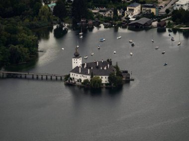 Ortaçağ beyaz su kalesi Schloss Ort Orth 'un Avrupa' nın Gmunden Yukarı Avusturya 'daki Traunsee Gölü' ndeki panoramik manzarası