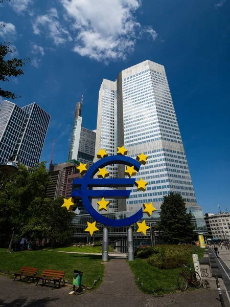 Euro Escultura Sinal Moeda Símbolo Frente Eurotower Antiga Sede Banco — Fotografia de Stock