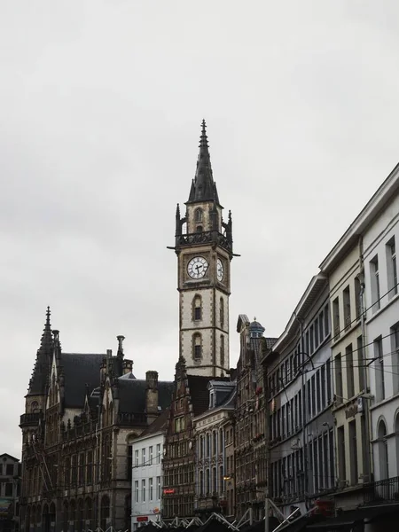 比利时佛兰德地区东部Korenmarkt小麦市场前邮局大楼立面古老的钟楼 — 图库照片