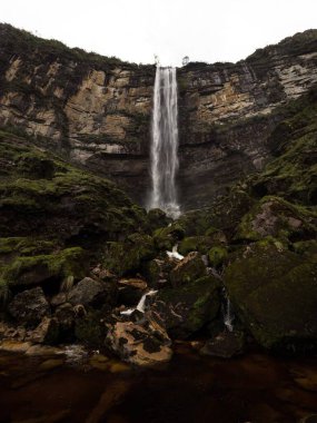 Peru ve Güney Amerika 'da Chachapoyas yakınlarındaki Bongara Amazonas' taki Catarata del Gocta şelalesinin panoramik manzarası