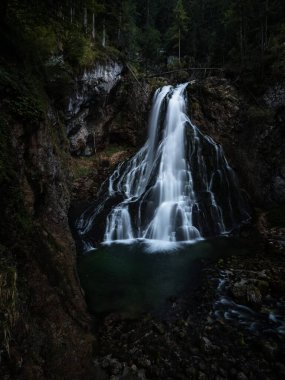 Golling 'de Gollinger Wasserfall Schwarzbachfall Schwarzenbachfall ve Salling' de Kuchl Hallein Salzburg Avusturya dağlarının manzarası Avrupa 'yı kaplıyor.