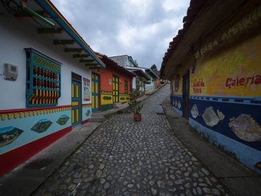 Antioquia Kolombiya 'daki Guatape Pueblo de Zocalos kasabasının renkli cepheli caddeleri.