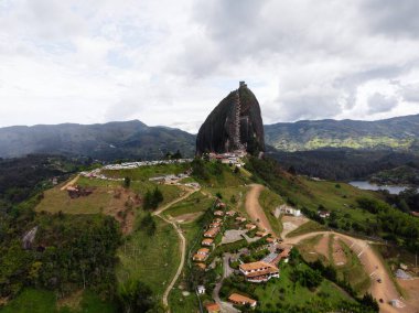 Piedra Del Penol El Penon de Guatape 'in hava manzarası. Antioquia Kolombiya' daki taş taş taş taş taş taş taş taş.
