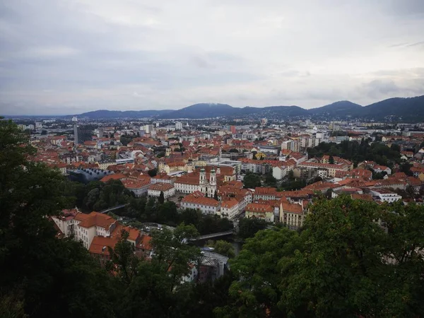 Cityscapa panorama do centro histórico da cidade de Graz a partir de Schlossberg castelo colina na Estíria Áustria alpes montanhas Europa — Fotografia de Stock