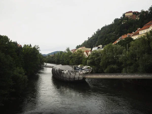 Murinsel sanatsal adasının Panoraması Mur nehri Graz Styria Avusturya 'da amfitiyatro deniz kabuğu köprüsü inşa ediyor. — Stok fotoğraf