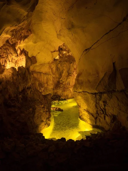 Luces iluminadas iluminadas estalagmitas estalactitas piedra caliza espectáculo cueva Grutas da Moeda en Batalha Leiria Portugal — Foto de Stock