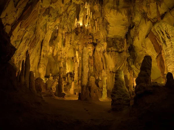 Luces iluminadas iluminadas estalagmitas estalactitas piedra caliza espectáculo cueva Grutas da Moeda en Batalha Leiria Portugal — Foto de Stock