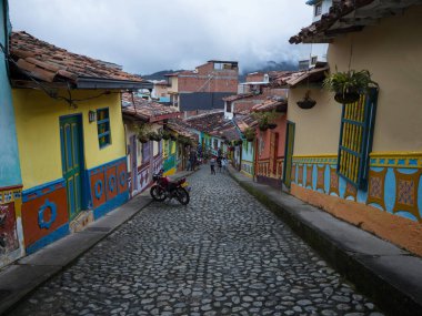 Antioquia Kolombiya 'daki Guatape Pueblo de Zocalos kasabasının renkli cepheli caddeleri.