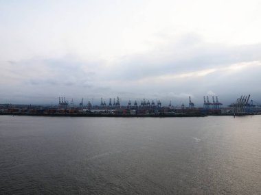 Hamburg Hamburger Limanı 'nın panoramik manzarası Hafen kargo konteynırı limanı Elbe Nehri Kuzey Denizi Almanya