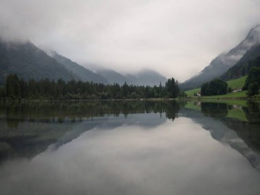 Alp dağı Hintersee gölünün panorama yansıması bulutlu mistik ruh hali Ramsau Berchtesgadener Toprakları Bavyera Almanya