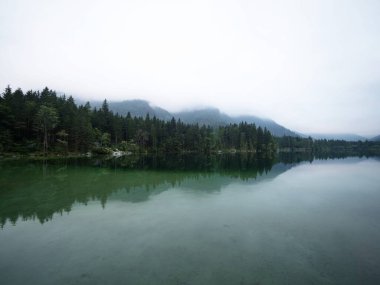 Alp dağı Hintersee gölünün panorama yansıması bulutlu mistik ruh hali Ramsau Berchtesgadener Toprakları Bavyera Almanya