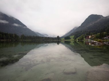 Alp dağı Hintersee gölünün panorama yansıması bulutlu mistik ruh hali Ramsau Berchtesgadener Toprakları Bavyera Almanya
