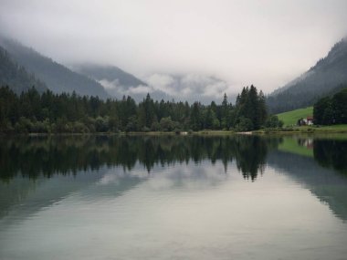 Alp dağı Hintersee gölünün panorama yansıması bulutlu mistik ruh hali Ramsau Berchtesgadener Toprakları Bavyera Almanya