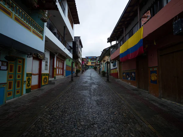 Callejuelas adoquinadas callejón en pintorescas fachadas coloridas pueblo pueblo Guatape Pueblo de Zócalos en Antioquia Colombia — Foto de Stock