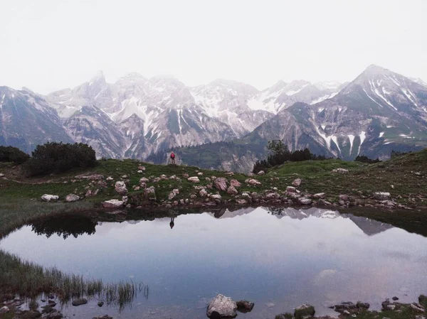 德国Oberstdorf附近Allgaeu阿尔卑斯山区Guggersee高山湖反射的远足者全景 — 图库照片