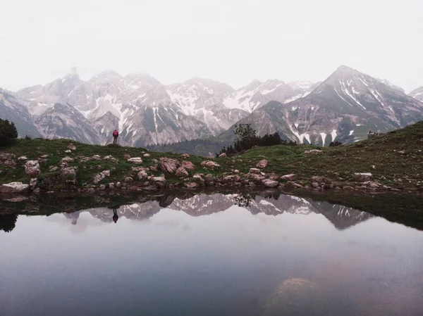 德国Oberstdorf附近Allgaeu阿尔卑斯山区Guggersee高山湖反射的远足者全景 — 图库照片