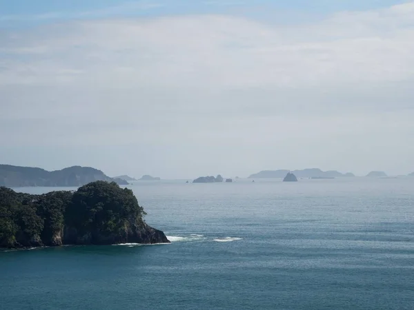 Panorama de penhascos rochosos perto da praia de Hahei Oceano Pacífico na baía de Mercury Península de Coromandel Waikato Nova Zelândia — Fotografia de Stock