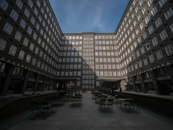 Pátio interior fachada do edifício histórico Sprinkenhof tijolo arquitetura expressionista Kontorhaus Hamburgo Alemanha — Fotografia de Stock