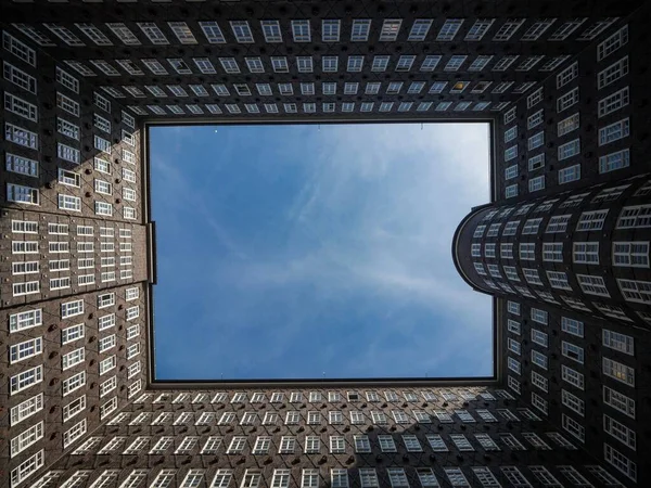 Vnitřní nádvoří fasády historické budovy Sprinkenhof Brick expresionist architektura Kontorhaus Hamburg Německo — Stock fotografie