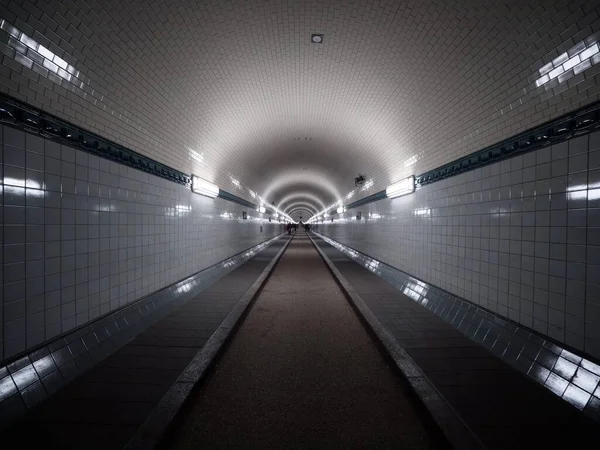 Alter Elbtunnel Vecchio tunnel dell'Elba metropolitana sotterranea nel centro di Amburgo e Sankt Pauli sotto il fiume Germania — Foto Stock