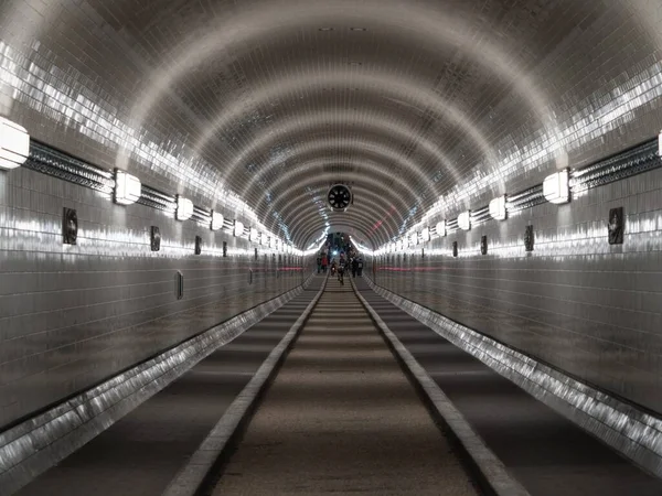 Alter Elbtunnel Oude Elbe tunnel ondergrondse metro in het centrum van Hamburg en Sankt Pauli onder de rivier Duitsland — Stockfoto