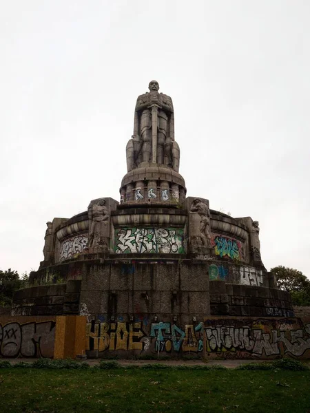 Otto von Bismarck estatua de granito monumento a la escultura monumento a la torre Bismarck-Denkmal en St Pauli Hamburgo Alemania — Foto de Stock