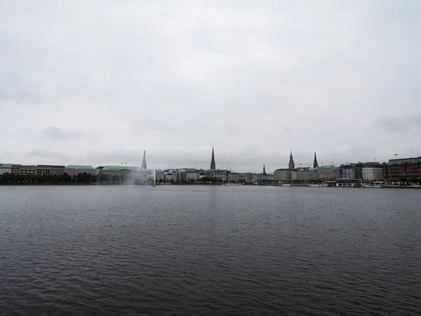 Vista panorâmica da paisagem urbana do centro da cidade de Hamburgo a partir do lago artificial Binnenalster no rio Elbe Alemanha — Fotografia de Stock