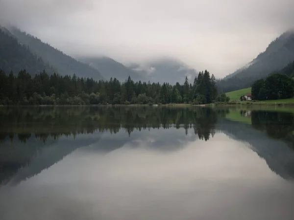 Panorama odraz horského jezera Hintersee zakalená mystická nálada Ramsau Berchtesgadener Land Bavorsko Německo — Stock fotografie