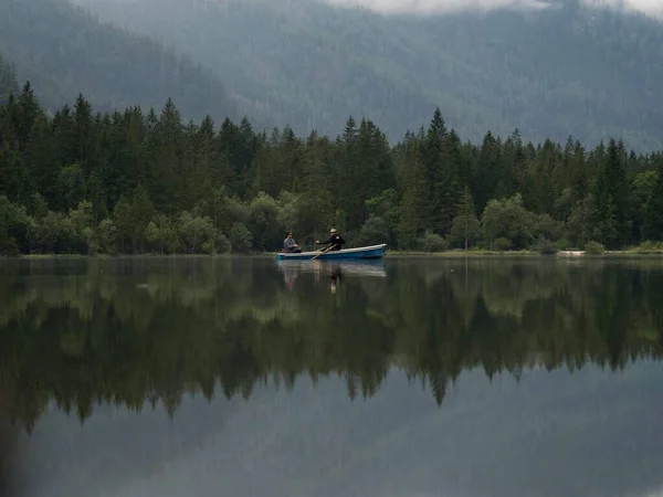 Rybářská loď na horském jezeře Hintersee zamračená nálada odraz Ramsau Berchtesgadener Land Bavorsko Německo — Stock fotografie