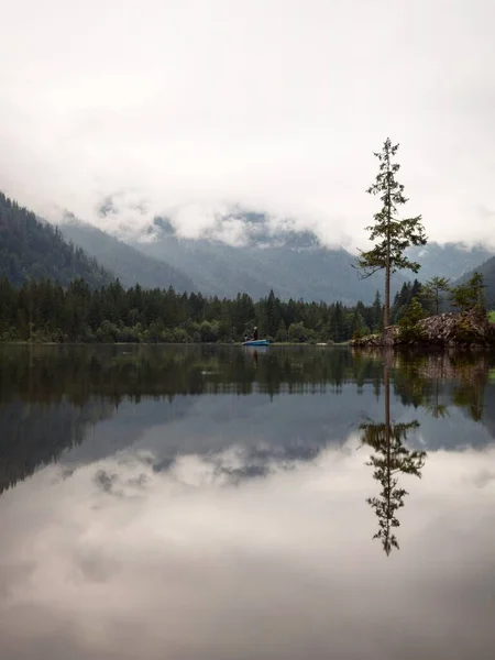 Fischerboot am Hintersee trübe Stimmung Reflexion Ramsau Berchtesgadener Land Bayern Deutschland — Stockfoto