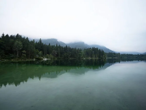 Panorama odraz horského jezera Hintersee zakalená mystická nálada Ramsau Berchtesgadener Land Bavorsko Německo — Stock fotografie