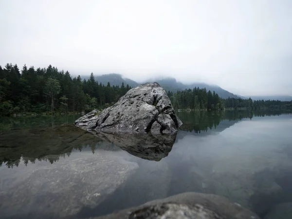 Αντανάκλαση της αλπικής λίμνης του βουνού Hintersee συννεφιασμένη μυστικιστική διάθεση Ramsau Berchtesgadener Land Βαυαρία Γερμανία — Φωτογραφία Αρχείου