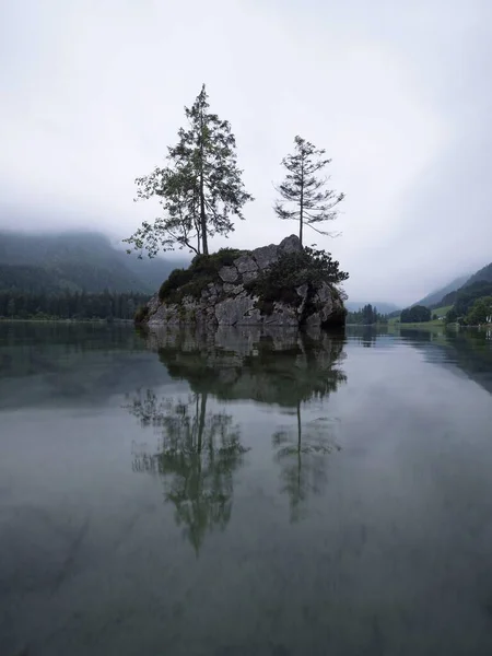 德国巴伐利亚高山湖中的树木岛倒影- -临冬湖阴郁的心情 — 图库照片