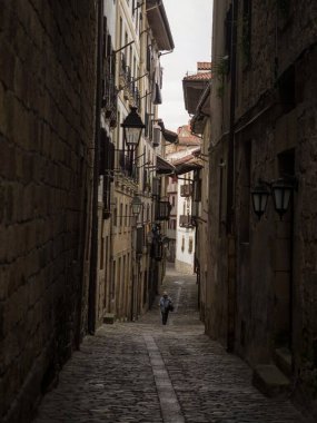 Eski tarihi binalar Hondarribia Fuenterrabia İspanya 'nın dar kaldırımlı caddelerinde ön cephe oluşturur.