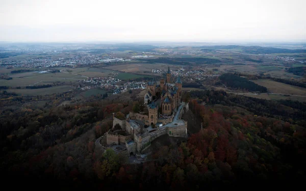 Panorama aéreo del castillo medieval de montaña gótica Burg Hohenzollern Hechingen Swabian Jura alpes otoño Alemania — Foto de Stock
