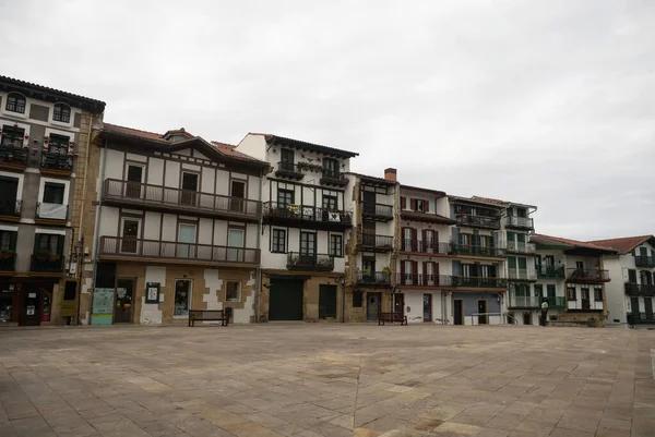 Antiguos edificios históricos fachadas en estrechas calles adoquinadas callejón en Hondarribia Fuenterrabia España Vasca — Foto de Stock