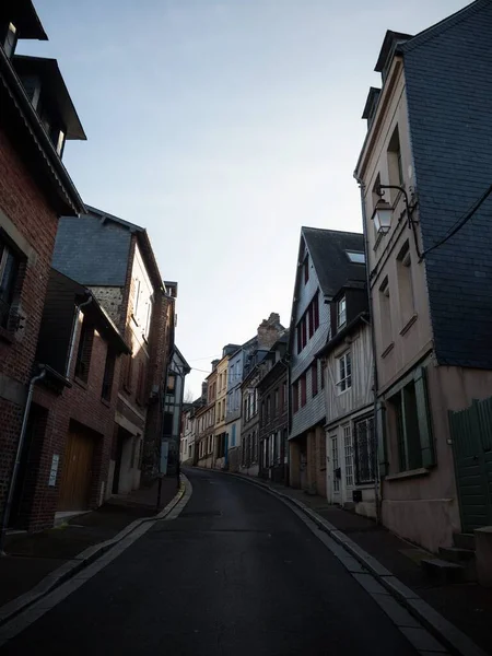 Panorama postal de antiguas fachadas de edificios históricos en pueblo pesquero Honfleur Calvados Normandía Francia Europa —  Fotos de Stock