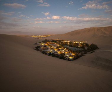Huacachina Vaha Köyü 'nün panoramik kartpostal görüntüsü. Kuru kum tepeleri dokusu Ica Peru Güney Amerika.