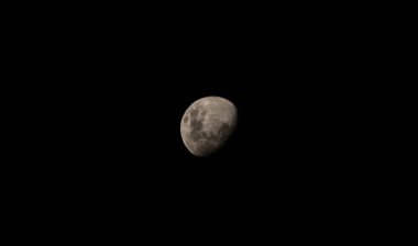 Kara gece gökyüzü, Huacachina Çölü 'nden, Peru Güney Amerika' dan Ay Küresi 'nin parlak tarafına bakıyor.