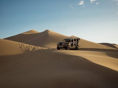 Dört teker çekişli 4WD 4x4 kum tepecikli plaj arabası Huacachina Ica Peru Güney Amerika çölünde tur