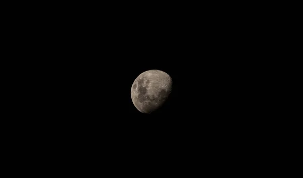 Preto céu noturno close-up vista do lado brilhante da lua esfera planeta estrela do deserto de Huacachina Peru América do Sul — Fotografia de Stock